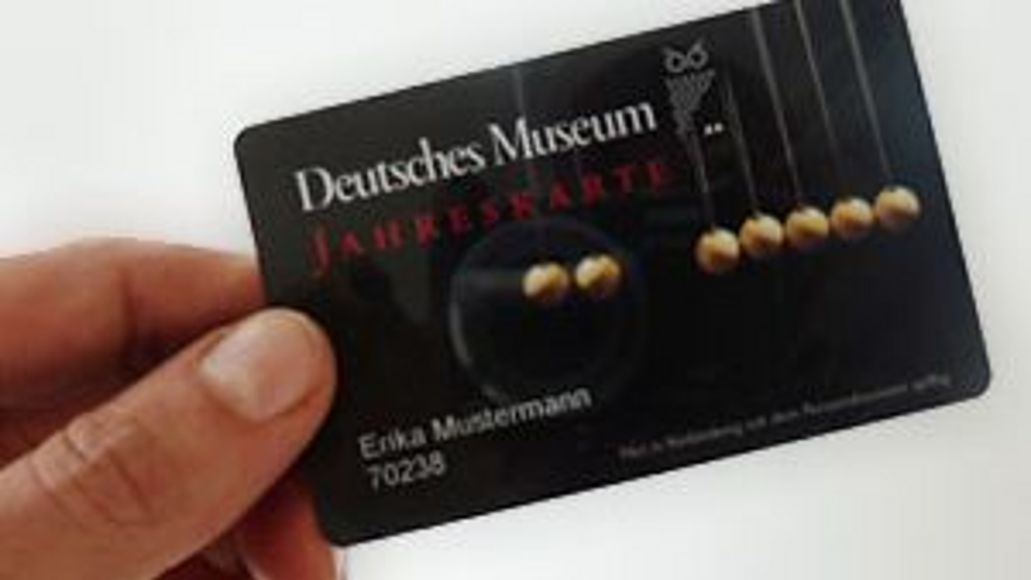 Eine Hand hält die Jahreskarte.