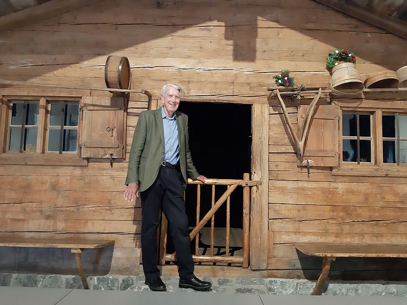 Professor Dr. Hans-Dieter Kalscheuer vor der Almhütte in der Ausstellung Landwirtschaft und Ernährung.