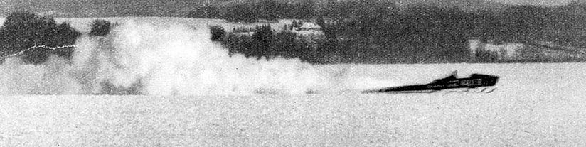 Alte Fotografie zeigt RAK BOB 2 über den zugeforenen Starnberger See fahren.