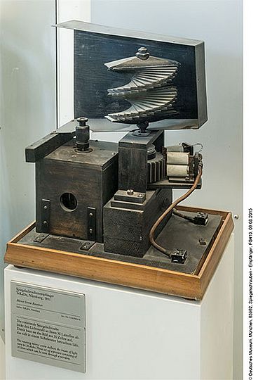Spiegelschraubenempfänger aus der Sammlung des Deutschen Museums, vor 1930
Spiegelrad: Weilersches Spiegelrad aus der Sammlung des Deutschen Museums, 1922
LCD-Display: LCD-Display der Firma Sharp, die auf diesem Gebiet führend in der Entwicklung war. Dieses Display erhielt 1990 den Eduard-Rhein-Preis.
