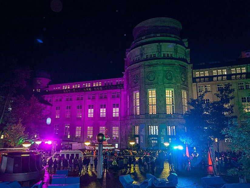 Bunt beleuchtete Museumsfassade.