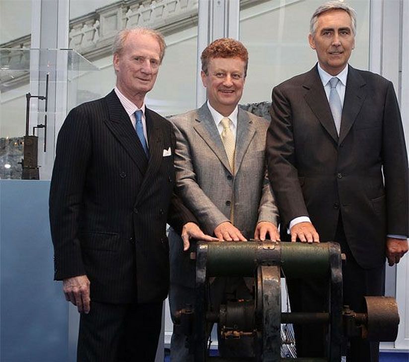 Peter von Siemens, Prof. Dr. Wolfgang Heckl, Generaldirektor des Deutschen Museums und Peter Löscher, Vorsitzender des Vorstands der Siemens AG. Im Vordergrund die Dynamomaschine, links im Bild die Bogenlampe.