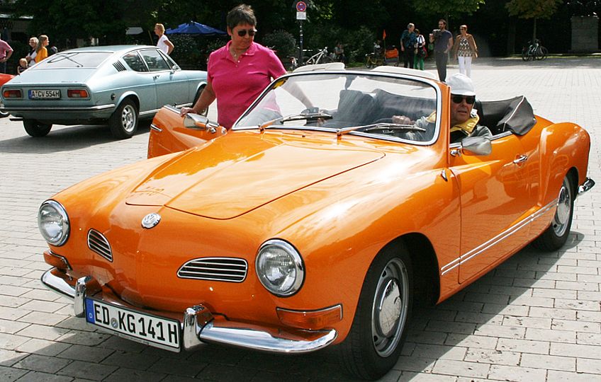 Oranger VW Karmann Ghia.