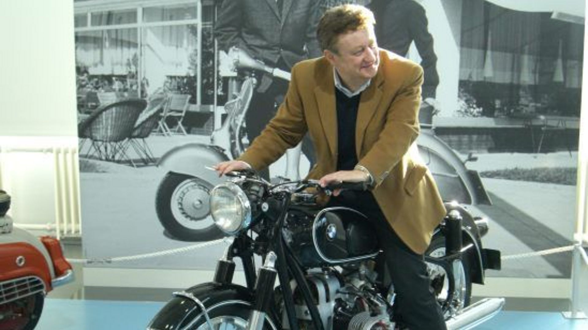 Prof. Dr. W. Heckl auf einem Motorrad BMW R 50.