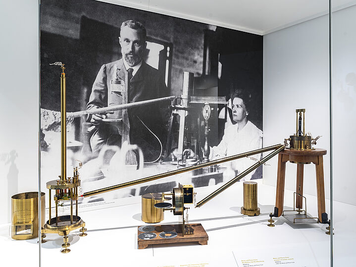 Die Apparat zur Messung der Radioaktivität nach Curie in der Ausstellung Atomphysik.