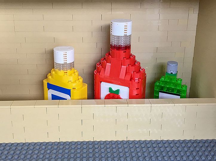 Ketchup- und Senfflasche aus Legosteinen.