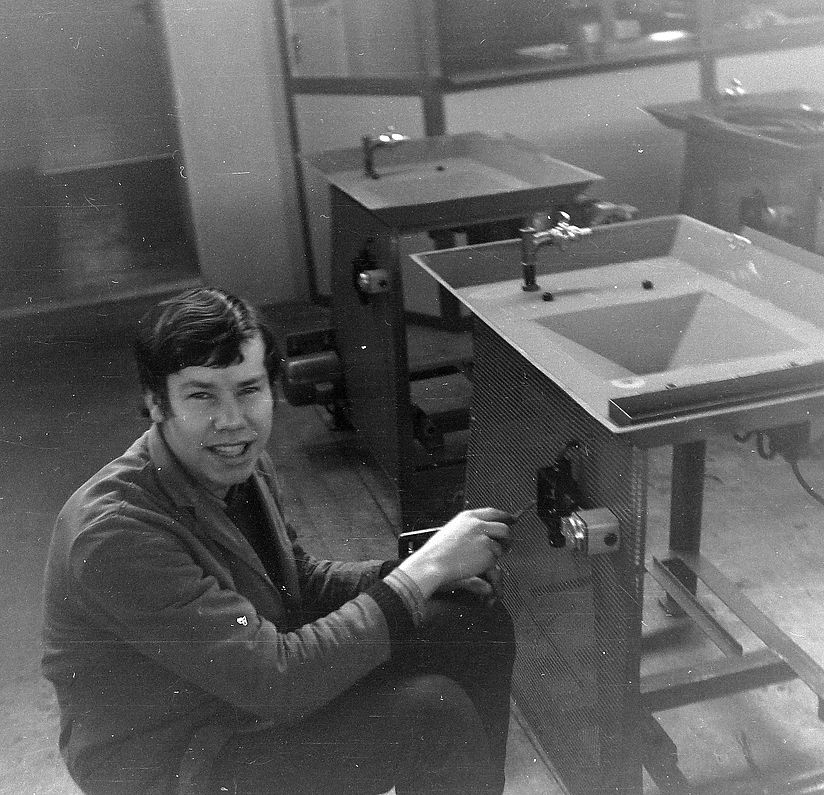 Willi Müller-Basler vor Kugelsortiermaschine