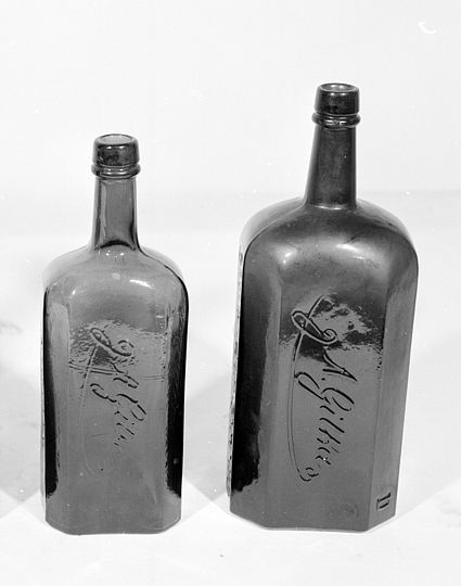 Foto: Schnapsflaschen der Berliner Branntweinfirma Gilka aus der Sammlung des Deutschen Museums (Inv.-Nr. 1986-476).