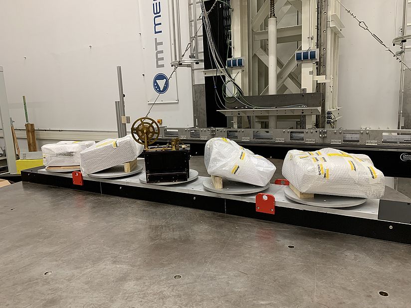 Chiffriergeräte stehen schräggestellt auf den Präsentiertellern.