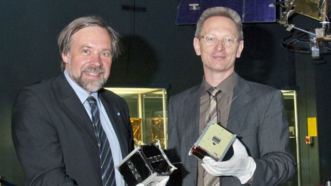 Professor Dr. Klaus Schilling und Dr. Ulrich Kernbach mit UWE-1 und UWE-3.