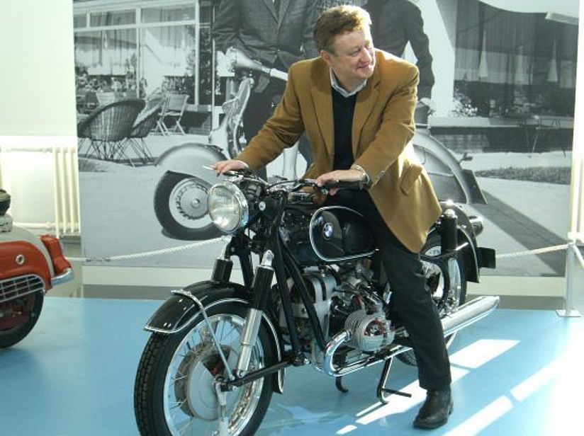 Prof. Dr. W. Heckl auf einem Motorrad BMW R 50.