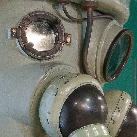 Detailfoto eines Exponats aus Metall mit zwei Luken.