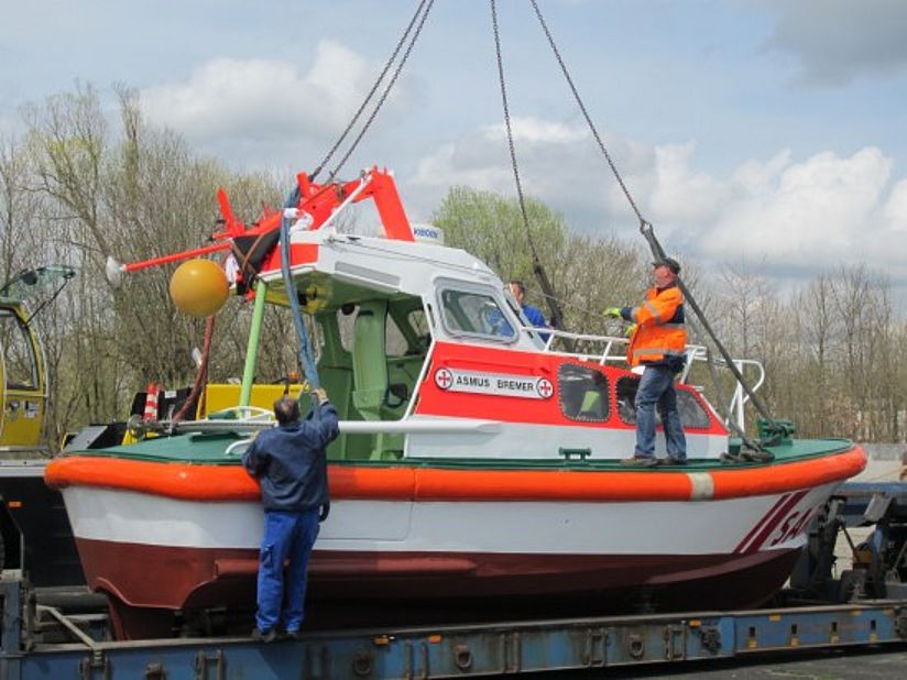 Das Seenotrettungsboot wird auf dem Gelände der Flugwerft Schleißheim abgeladen.