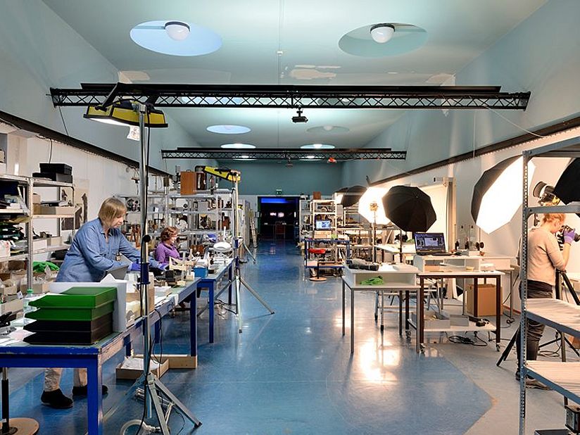 Sammlungsmanagement und Konservierungswissenschaftler*innen arbeiten im Depot.