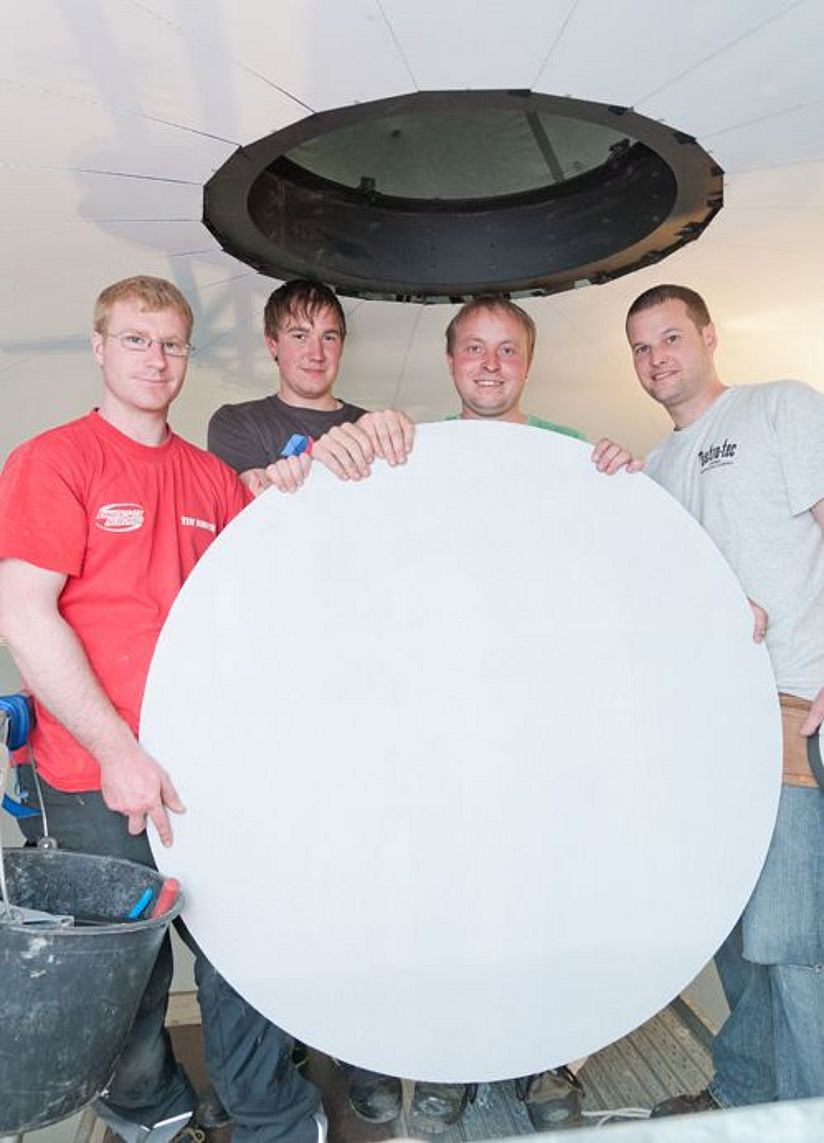 Das vierköpfige Team mit der letzten Scheibe der Innenverkleidung des Planetariums.