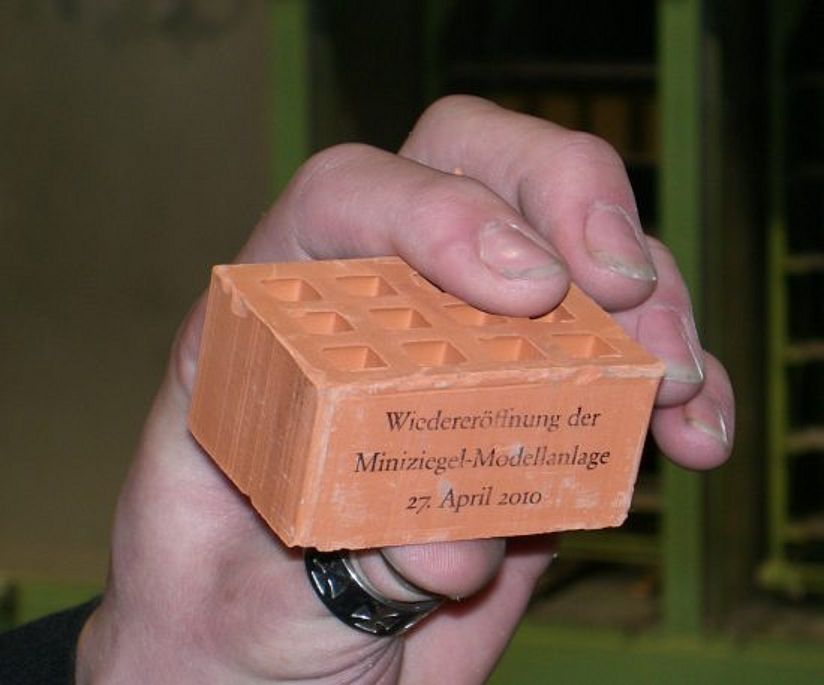 Ein frisch gebrannter Mini-Ziegelstein aus der Anlage.