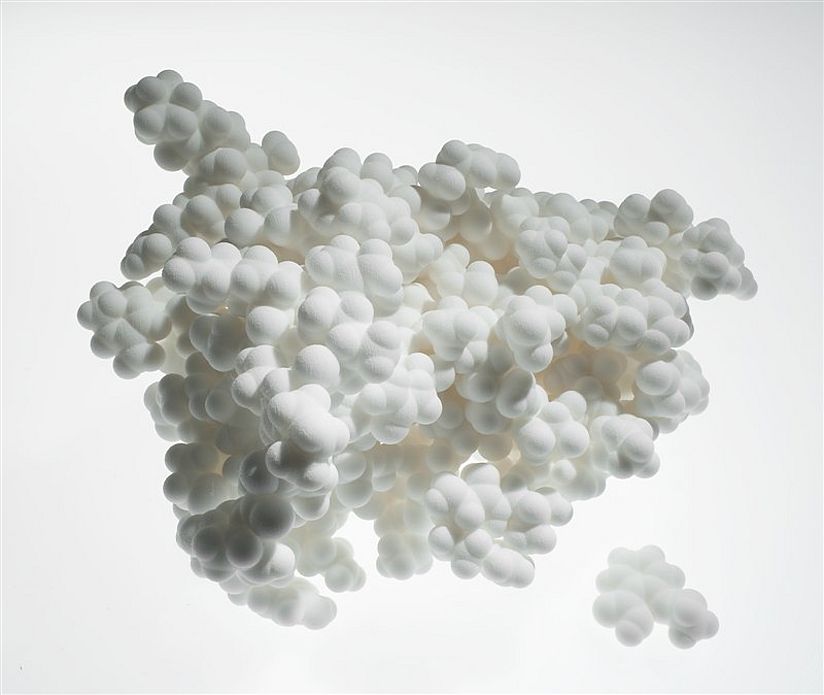 Links das Molekülmodell von Erythropoetin und rechts das Molekülmodell von Acetylsalicylsäure.