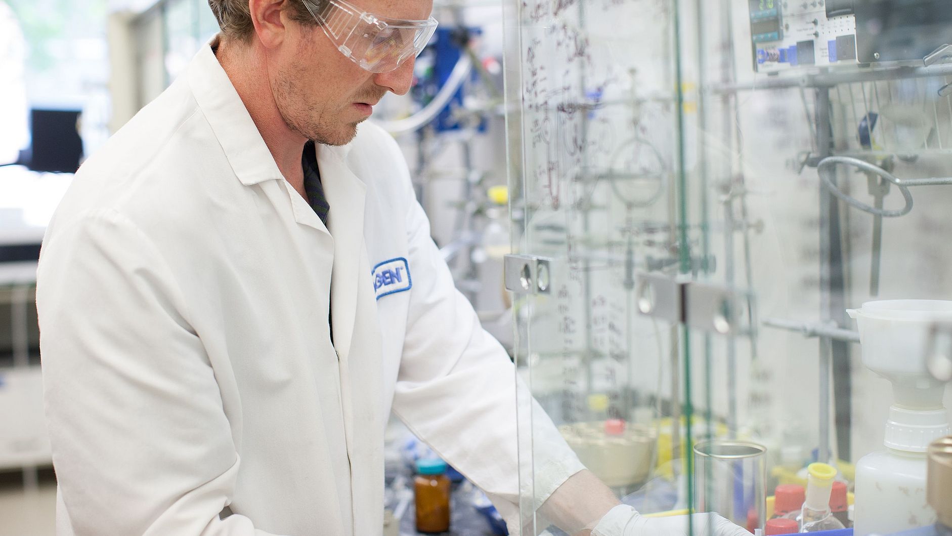 Ein Forscher arbeitet an der Sterilbank.