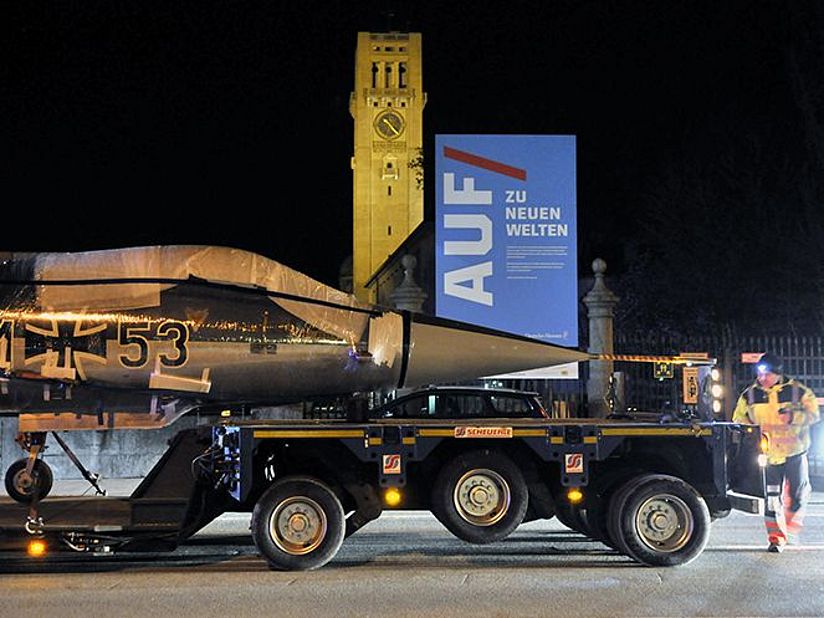 Das Kampfflugzeug Lockheed F 104 wird abtransportiert.