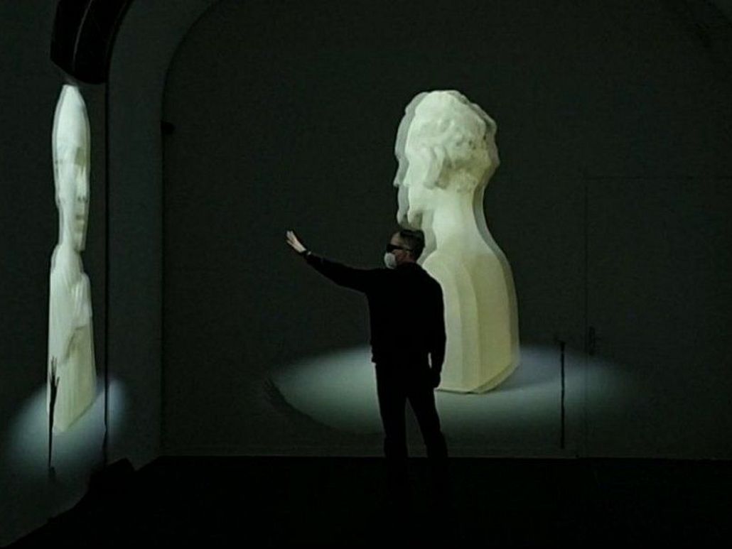 Mann mit VR-Brille greift nach 3D-Modellen