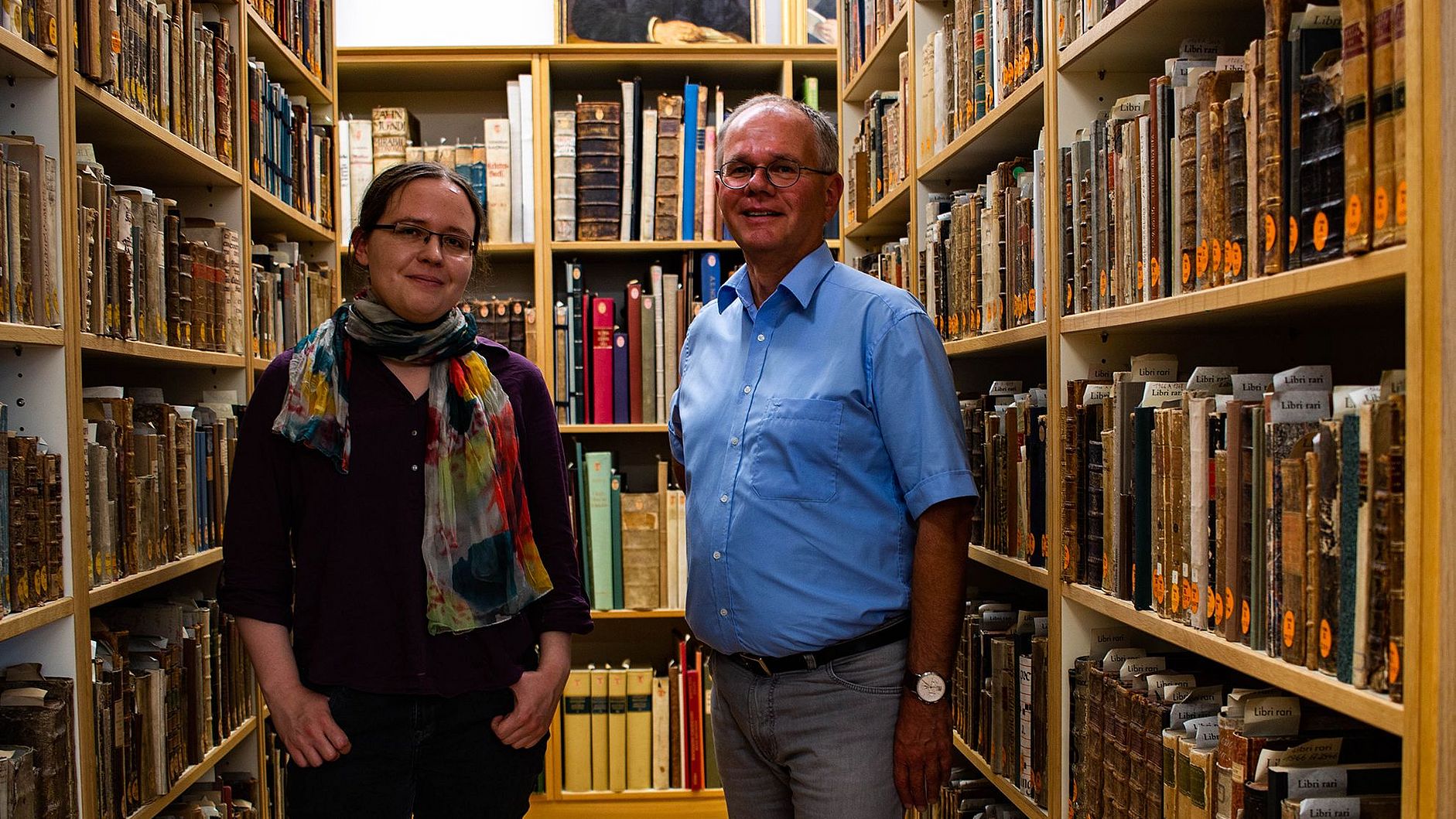 Eva Bunge und Dr. Helmut Hilz im Rara-Lesesaal.
