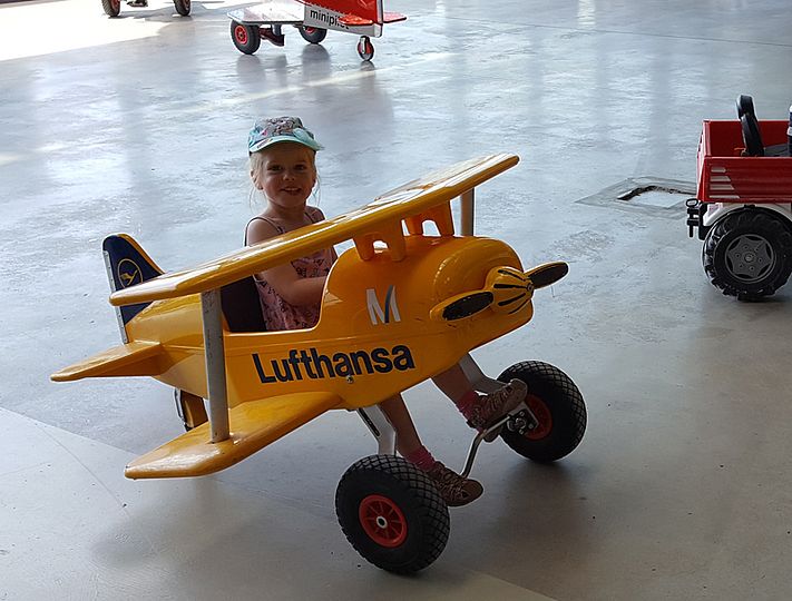 Mädchen in einem Flugzeugmodell.