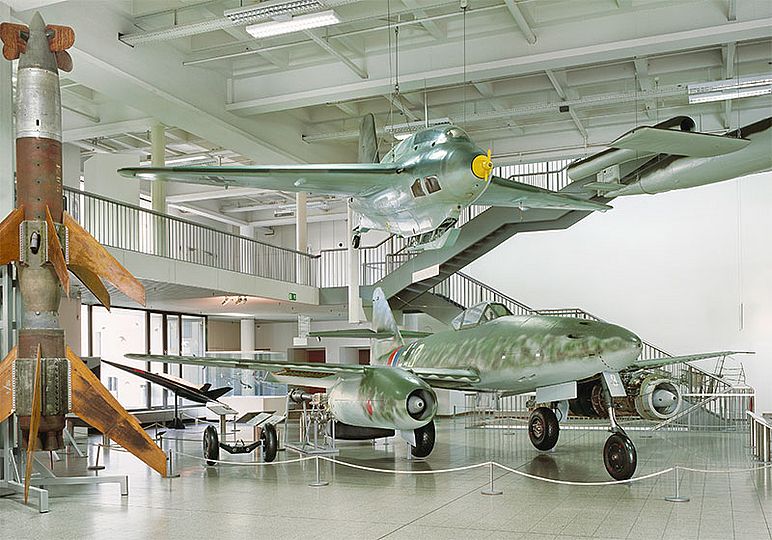 Me 262, darüber Faktenflugzeug Me 163 und links die Flugabwehrrakete Rheintochter.
