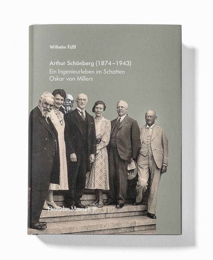 Grün-grau gehaltenes Cover des Buchs zeigt neben dem Titel eine Personengruppe auf einer Treppe