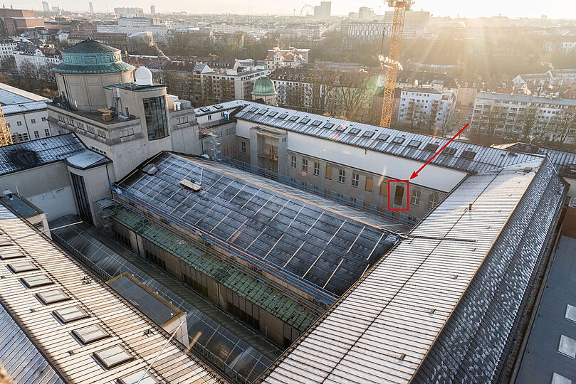 Blick auf das Ausstellungsgebäude vom Museumsturm, das Fenster ist rot markiert.