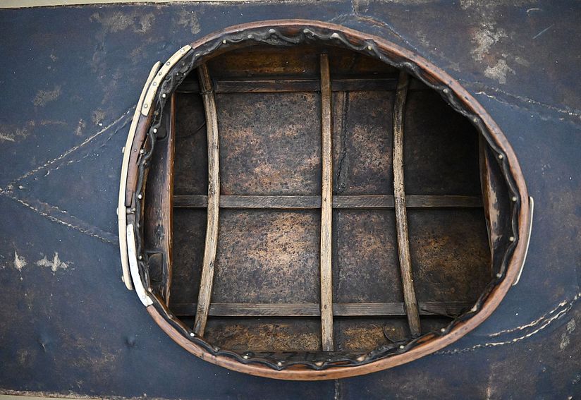 Kleines Cockpit des Kajaks.