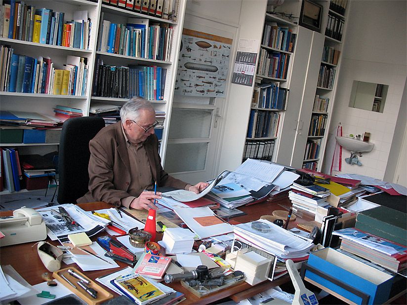 Hans Holzer an seinem Schreibtisch.