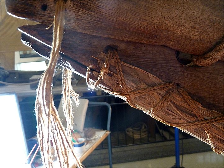 Kunstvoll und stabil: mit Fasern ist der Plankenaufbau am Einbaum befestigt.
Die Knoten und Windungen werden erst erforscht und dann nachgemacht.