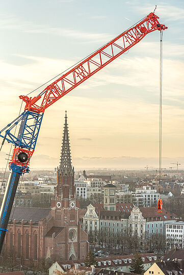 Blick über die Dächer Münchens gerahmt von einem Teil des bunten Krans.