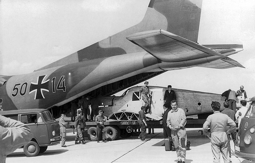 Der Rumpf der F 13 wird aus der Transall geladen.