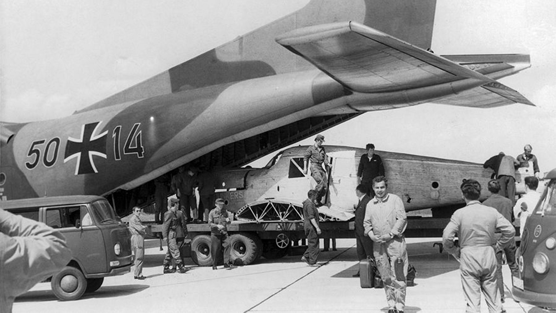 Der Rumpf der F 13 wird aus der Transall geladen.