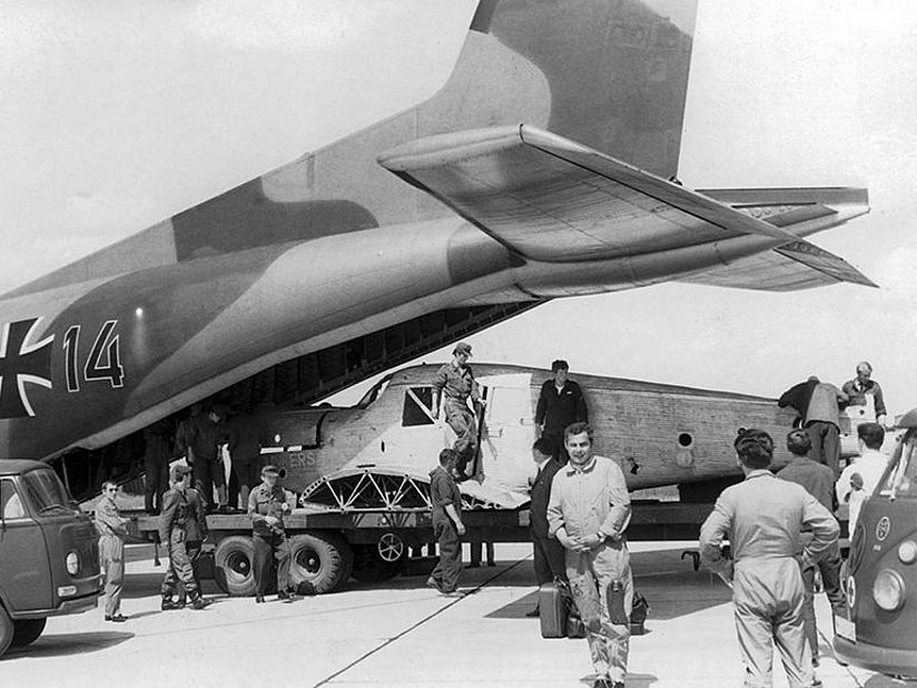 Der Rumpf der F 13 wird aus der Transall geladen.