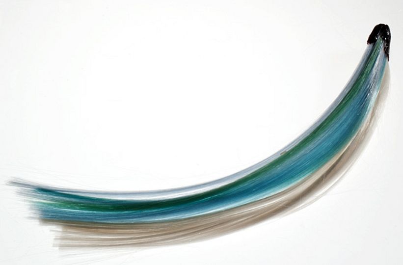 Haarbüschel aus farbigen Glasfasern.
