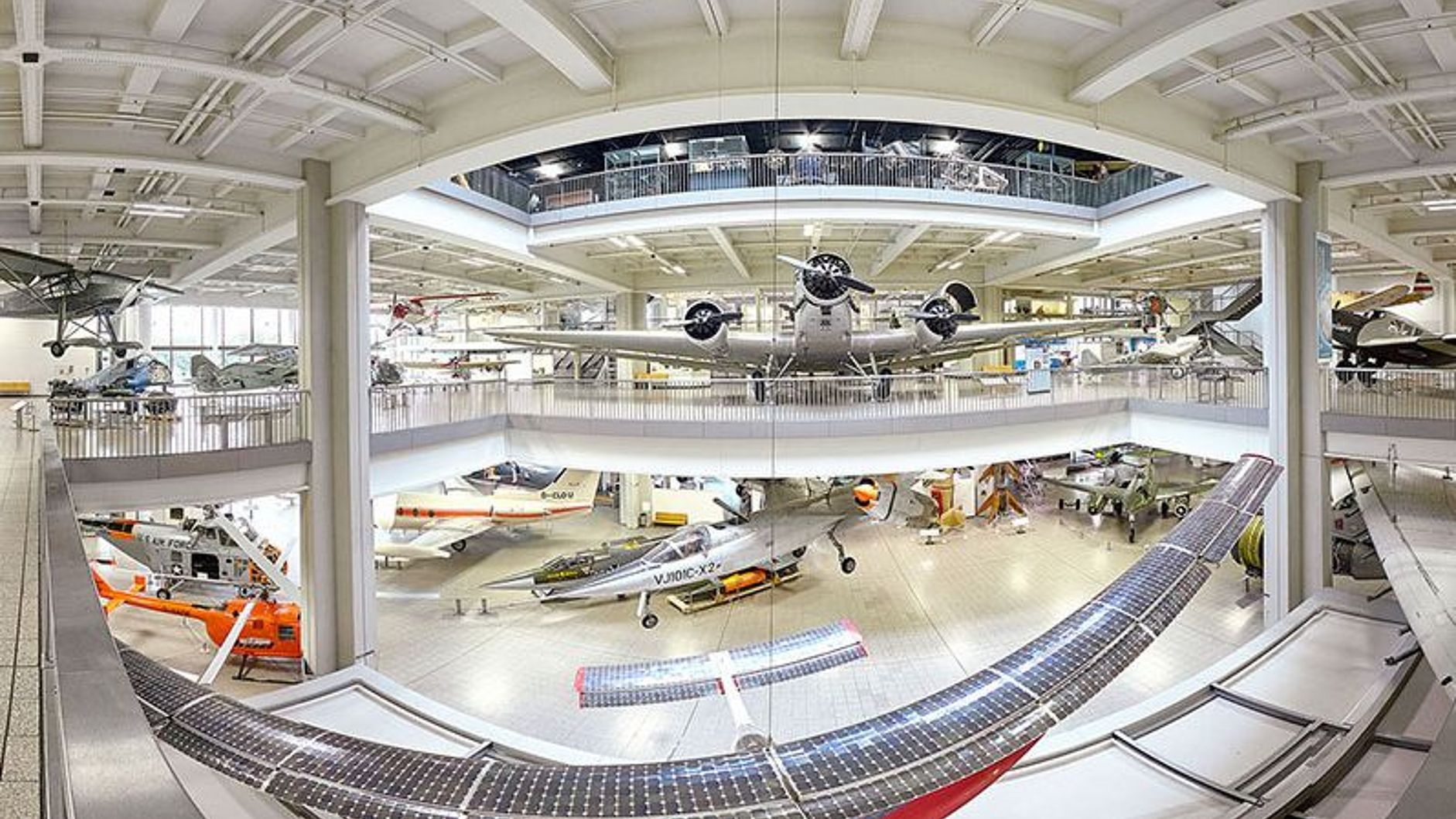 Blick in die Ausstellung Luftfahrt mit Ju52.