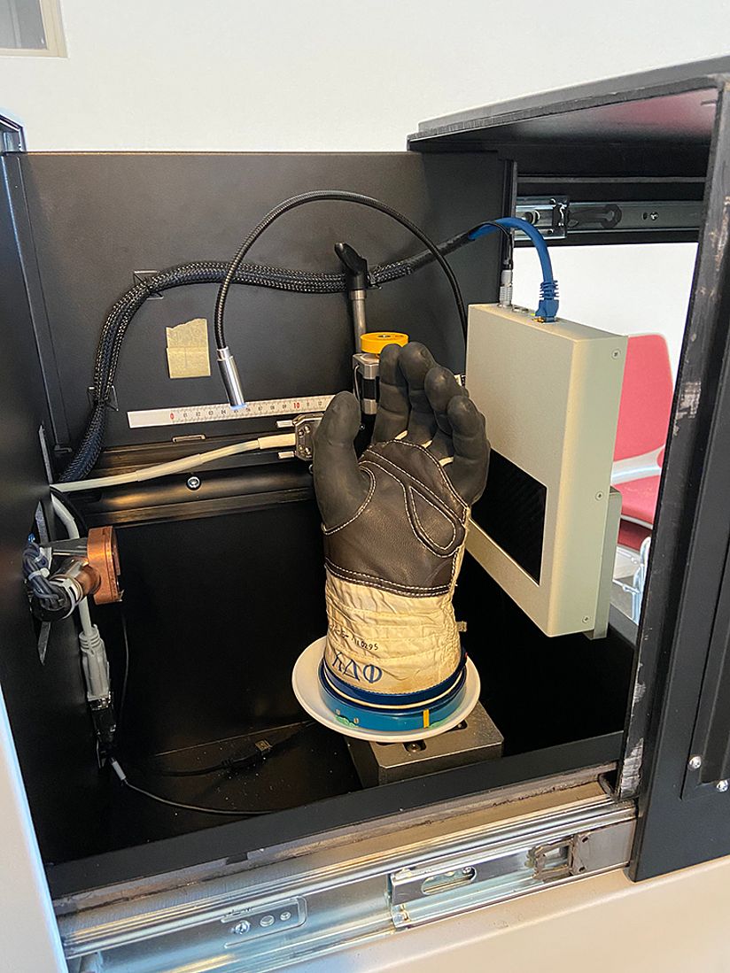 Handschuh des deutschen Astronauts Klaus-Dietrich Flade im Scanner.