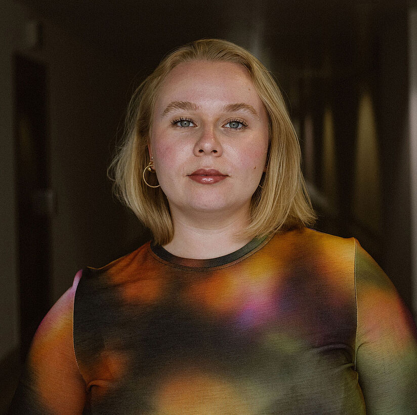 Alba Wilczek von vorne aufgenommen mit langen blonden Haaren. 