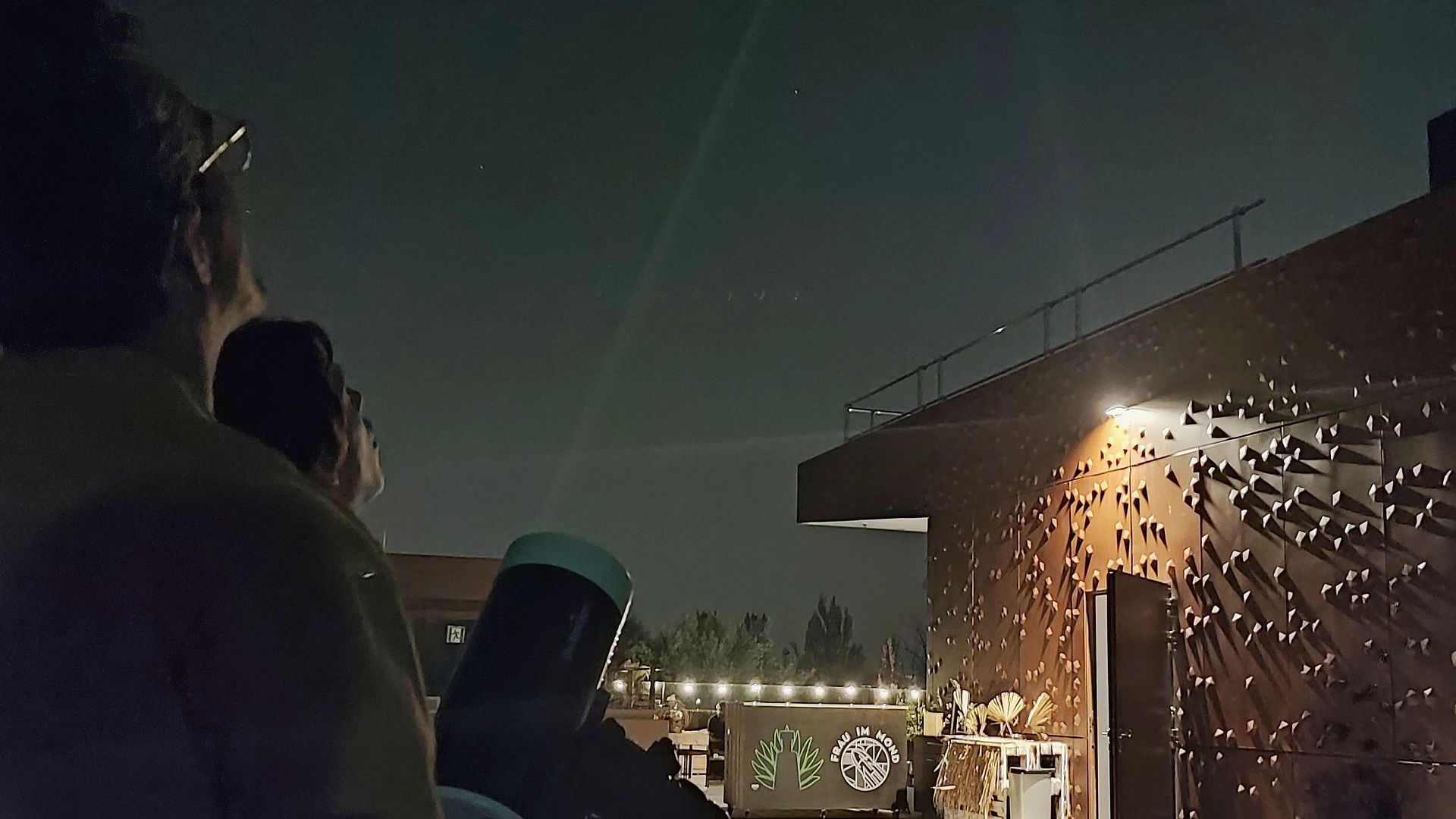 Beobachtung auf der Dachterrasse „Frau im Mond.