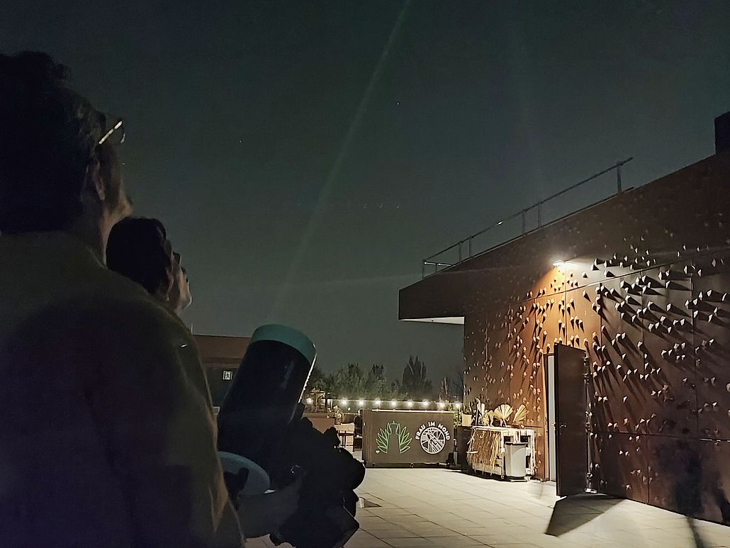 Beobachtung auf der Dachterrasse „Frau im Mond.