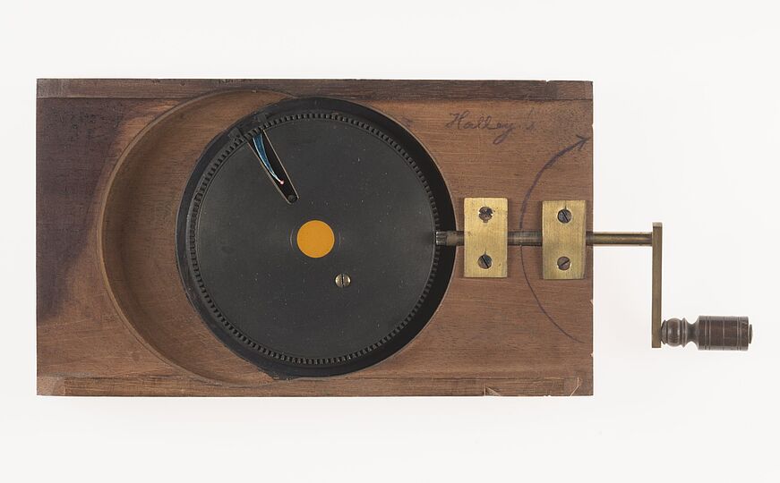 Foto: Laterna magica-Scheibe, Chromatrop, um 1910: Exzentrische Bahn eines Kometen (Halley). Deutsches Museum, Inv.-Nr. 61580T10.