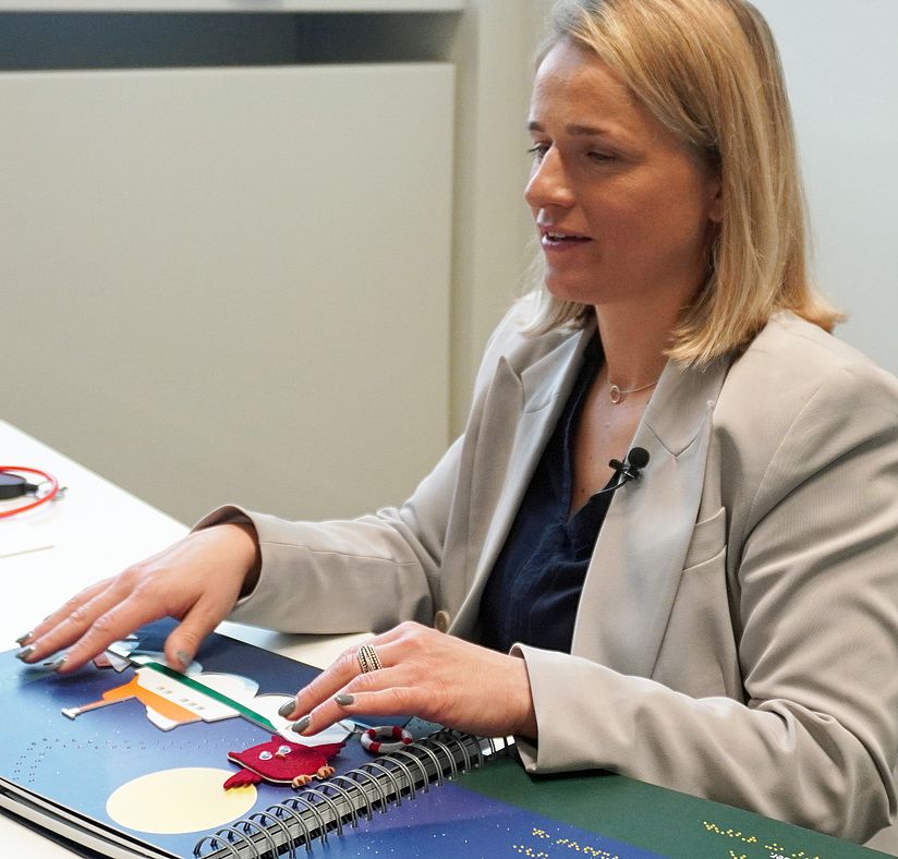 Verena Bentele liest das Tastbuch „Oh Schreck, Elise ist weg“.