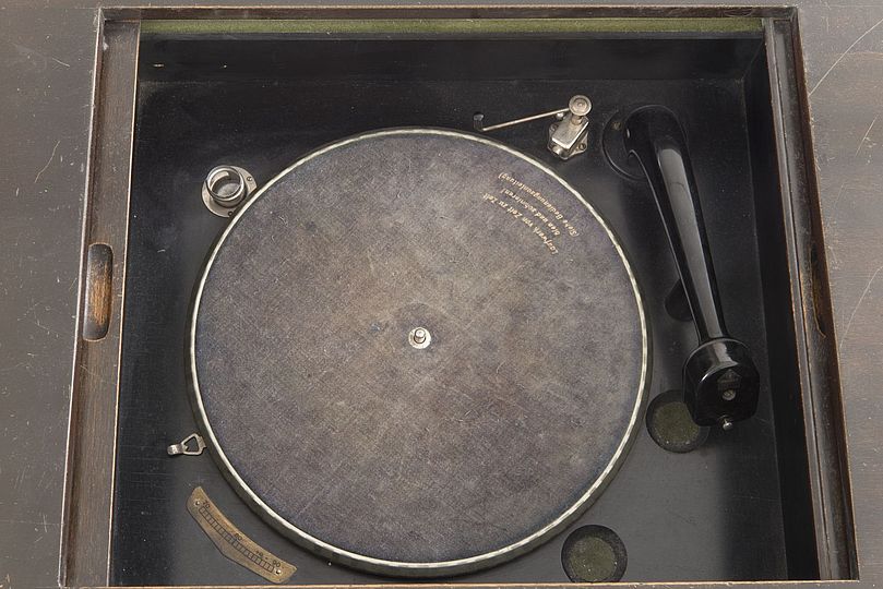 Foto: Der in den Lautsprecherkasten des Neo-Bechstein eingebaute Plattenspieler (Deutsches Museum, Inv.-Nr. 66340).