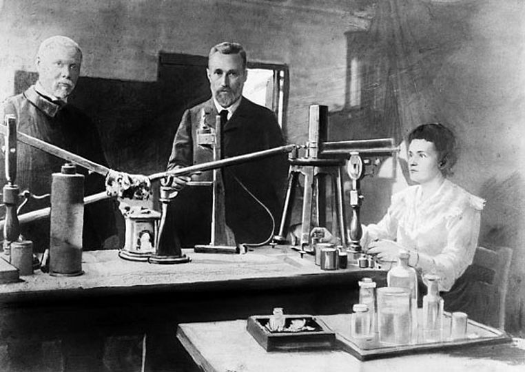 Marie und Pierre Curie in ihrem Laboratorium (übermalte Photographie).