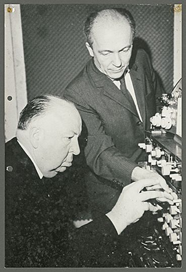 Alfred Hitchcock und Oskar Sala an einem Trautonium.