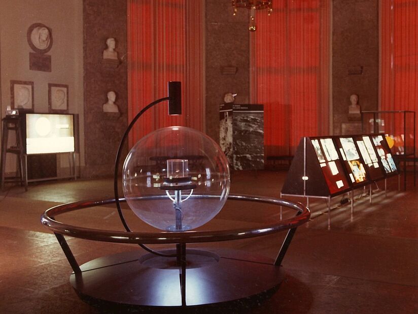 Von oben beleuchtete Glaskugel, in deren Mitte sich ein Mondstück befindet, im Zentrum des Ehrensaals des Deutschen Museums