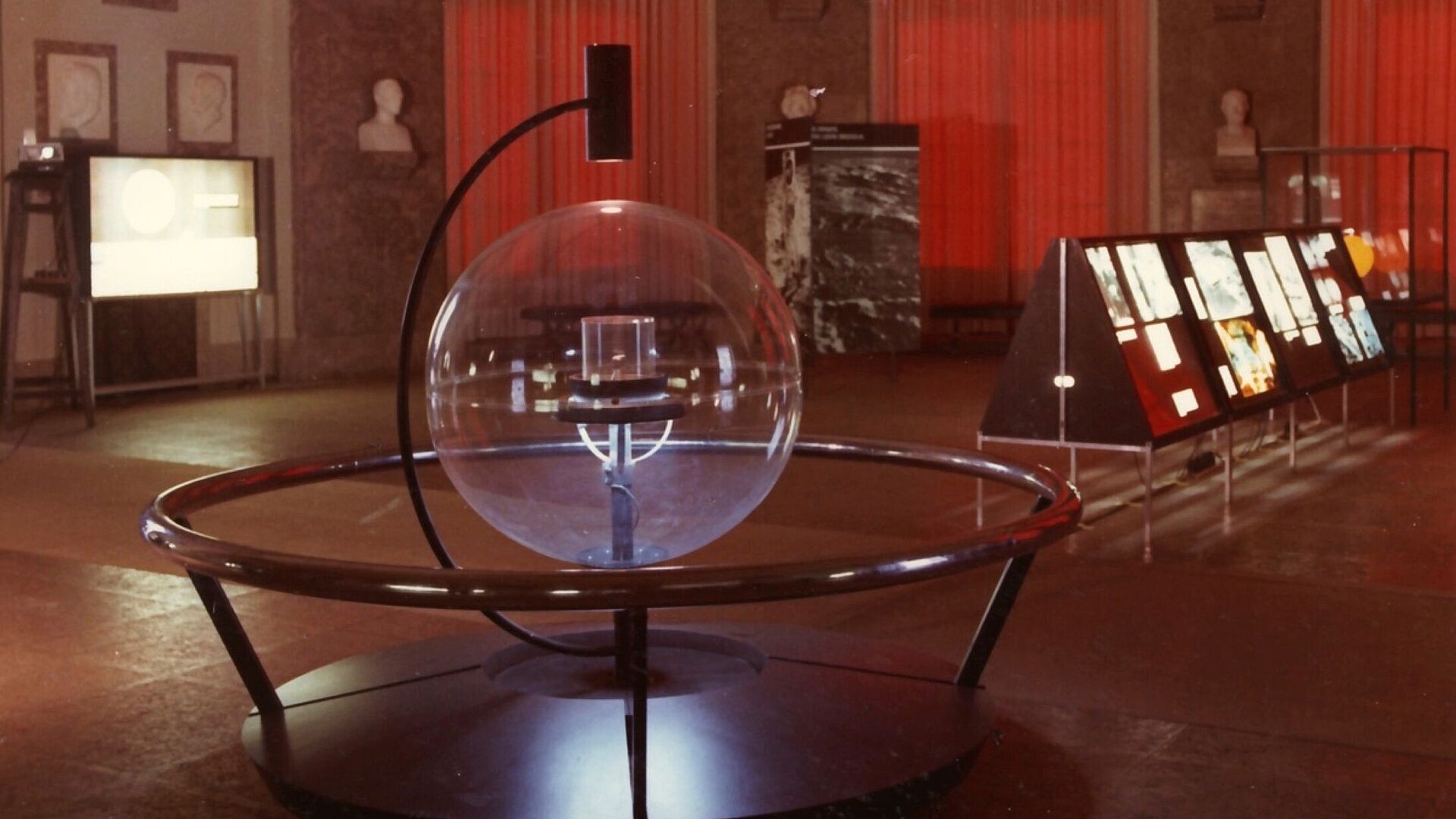 Von oben beleuchtete Glaskugel, in deren Mitte sich ein Mondstück befindet, im Zentrum des Ehrensaals des Deutschen Museums