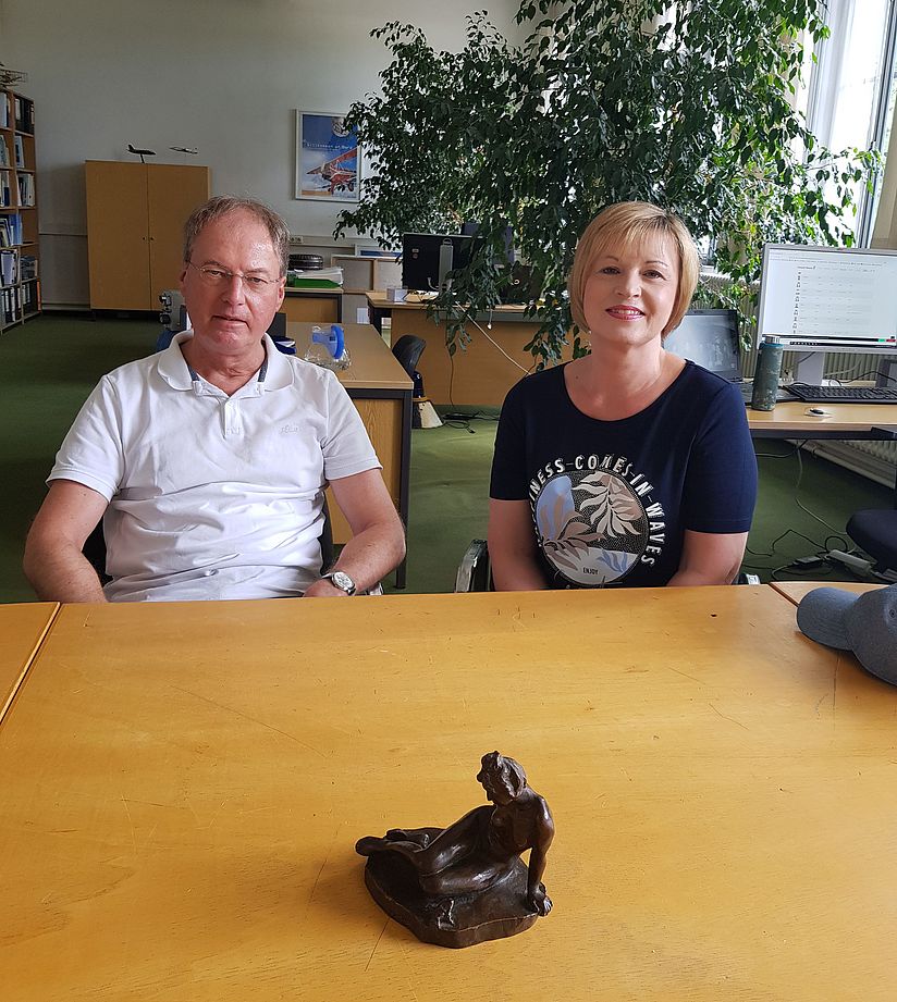 Das Ehepaar Nixtatis mit Bronzestatue.